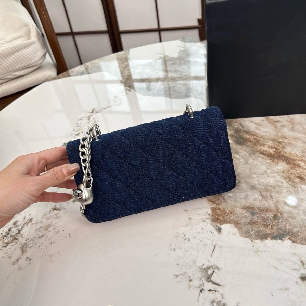 ⁦حقيبة شانيل كاميليا بسلسلة⁩ - الصورة ⁦7⁩