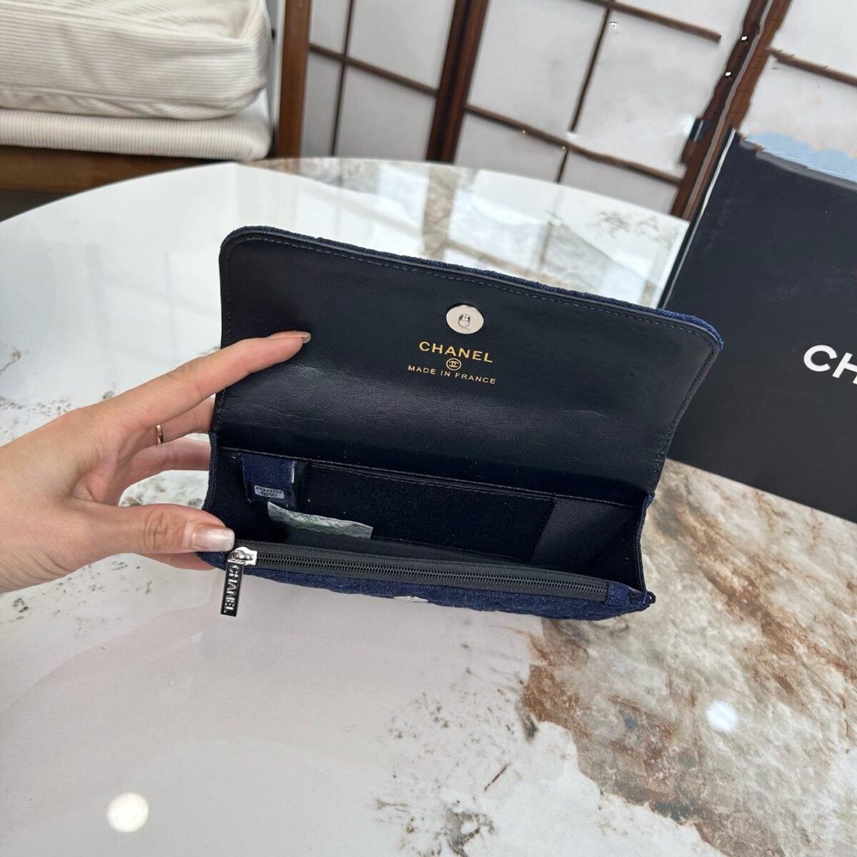 ⁦حقيبة شانيل كاميليا بسلسلة⁩ - الصورة ⁦5⁩