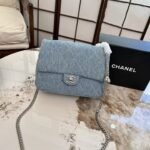 حقيبة شانيل كاميليا دينم بسلسلة على شكل قلب