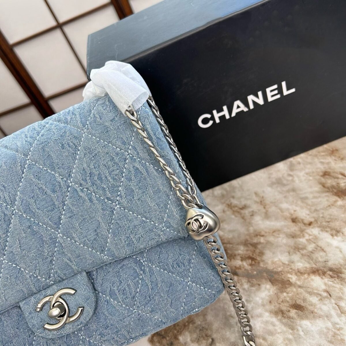 ⁦حقيبة شانيل كاميليا دينم بسلسلة على شكل قلب⁩ - الصورة ⁦8⁩