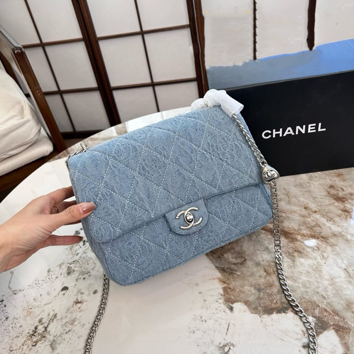 ⁦حقيبة شانيل كاميليا دينم بسلسلة على شكل قلب⁩ - الصورة ⁦2⁩