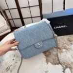 ⁦حقيبة شانيل كاميليا دينم بسلسلة على شكل قلب⁩ - الصورة ⁦2⁩