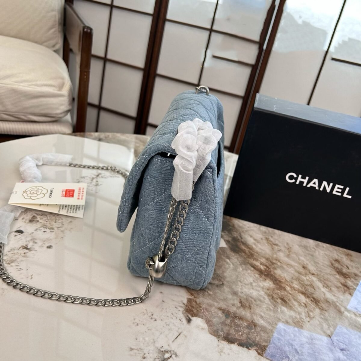 ⁦حقيبة شانيل كاميليا دينم بسلسلة على شكل قلب⁩ - الصورة ⁦4⁩