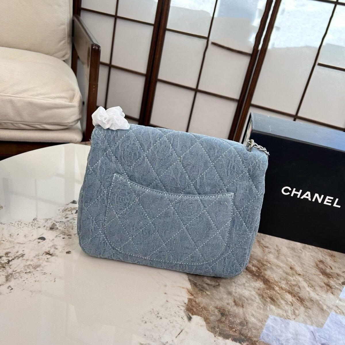 ⁦حقيبة شانيل كاميليا دينم بسلسلة على شكل قلب⁩ - الصورة ⁦5⁩