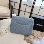 ⁦حقيبة شانيل كاميليا دينم بسلسلة على شكل قلب⁩ - الصورة ⁦5⁩