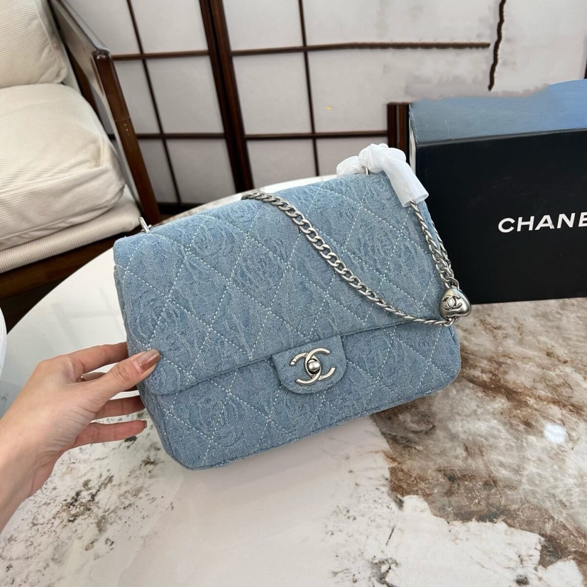 ⁦حقيبة شانيل كاميليا دينم بسلسلة على شكل قلب⁩ - الصورة ⁦3⁩