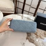 ⁦حقيبة شانيل كاميليا دينم بسلسلة على شكل قلب⁩ - الصورة ⁦7⁩