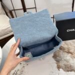 ⁦حقيبة شانيل كاميليا دينم بسلسلة على شكل قلب⁩ - الصورة ⁦6⁩