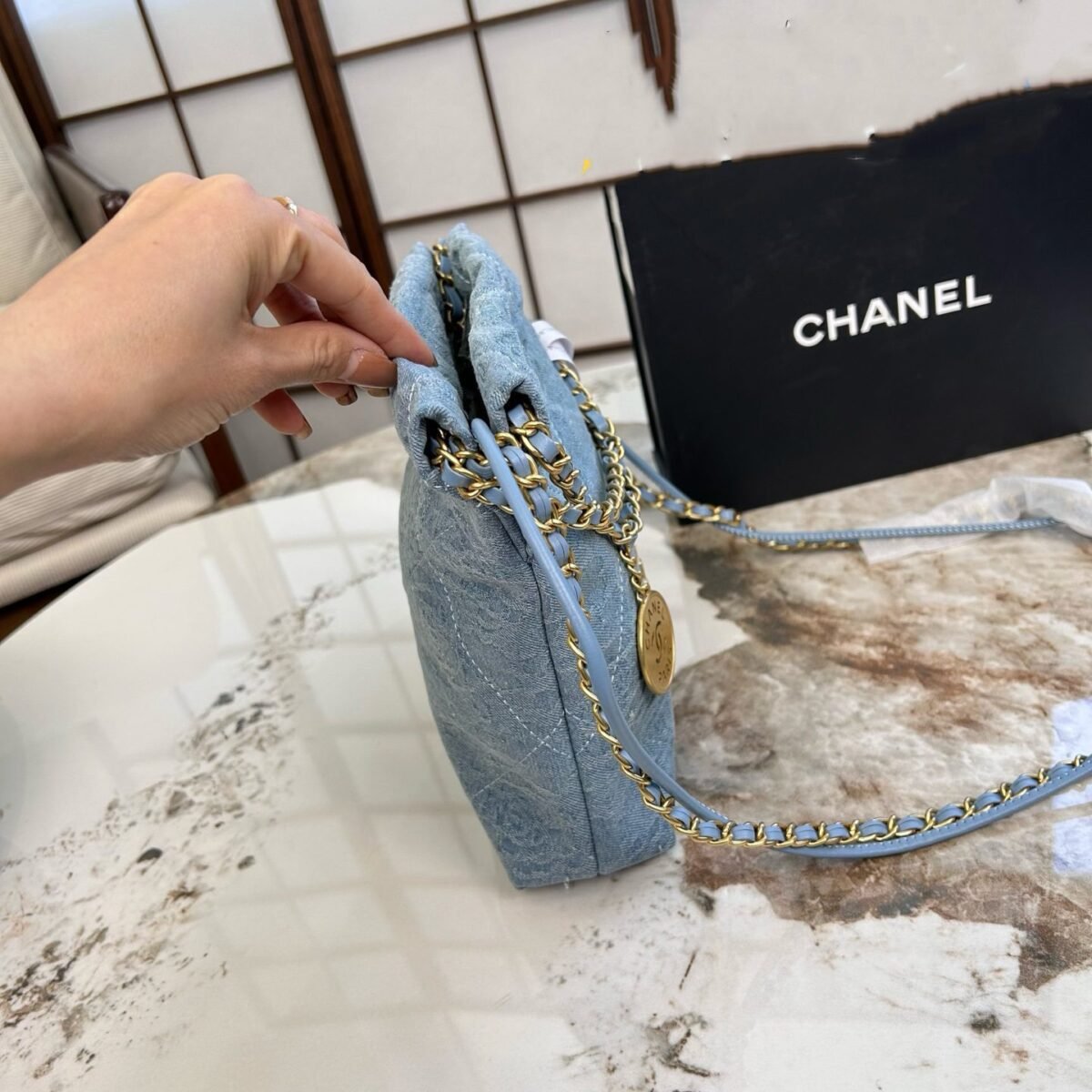 ⁦حقيبة شانيل صغيرة⁩ - الصورة ⁦2⁩