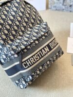 ⁦حقيبة الظهر الفاخرة من كريستيان ديور⁩ - الصورة ⁦2⁩