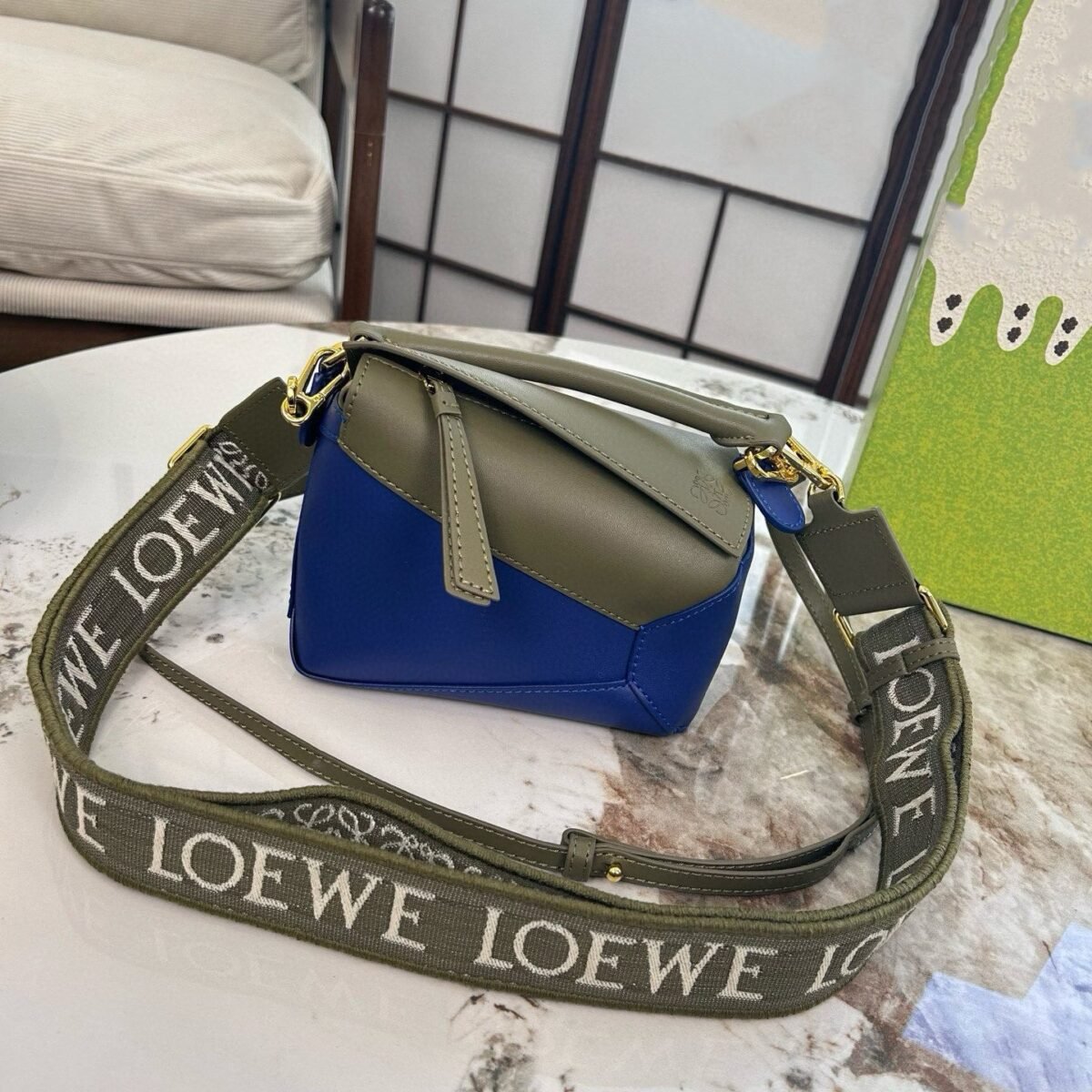 ⁦حقيبة لويي صغيرة بحمالتي كتف مزدوجتين⁩ - الصورة ⁦1⁩