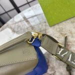 ⁦حقيبة لويي صغيرة بحمالتي كتف مزدوجتين⁩ - الصورة ⁦6⁩