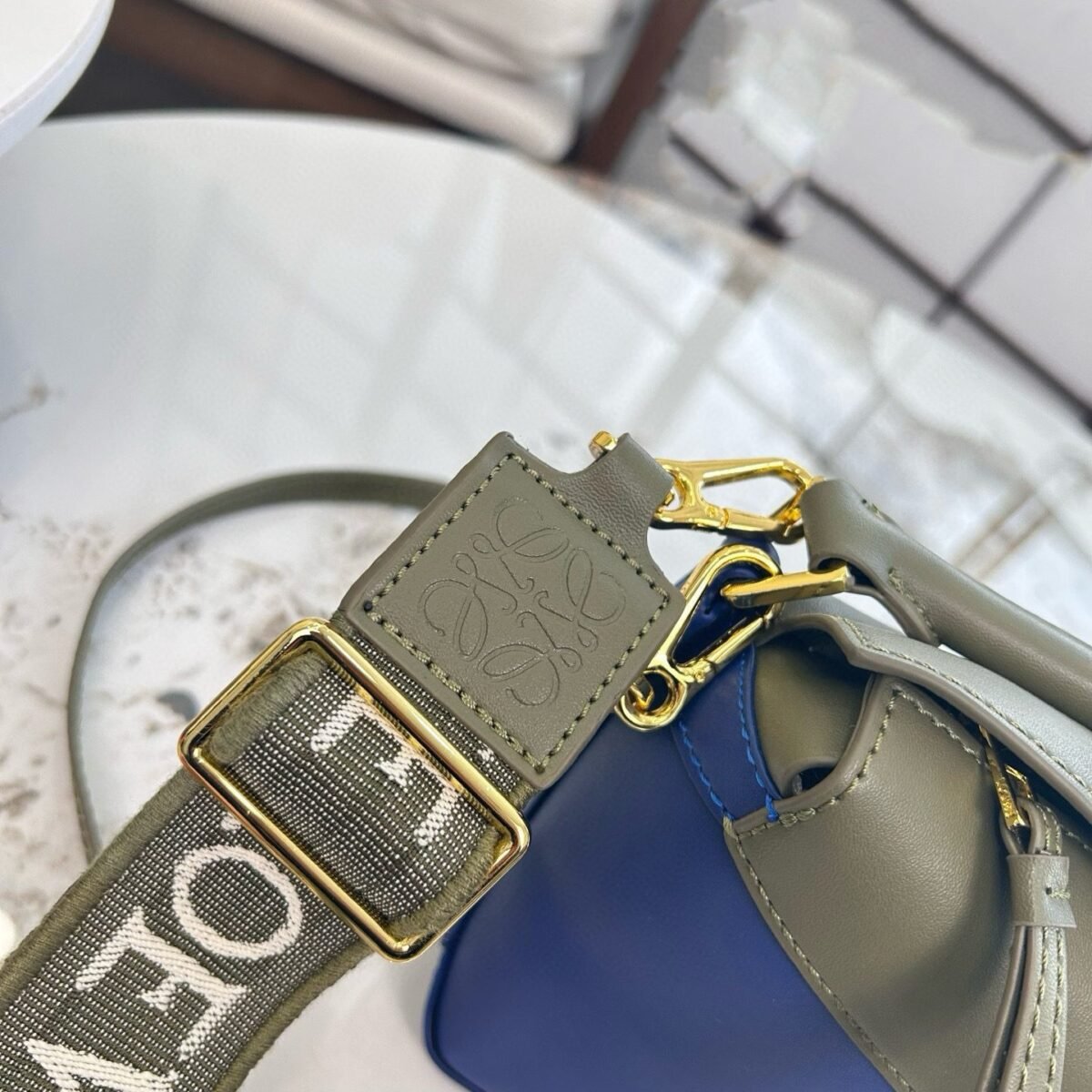 ⁦حقيبة لويي صغيرة بحمالتي كتف مزدوجتين⁩ - الصورة ⁦8⁩