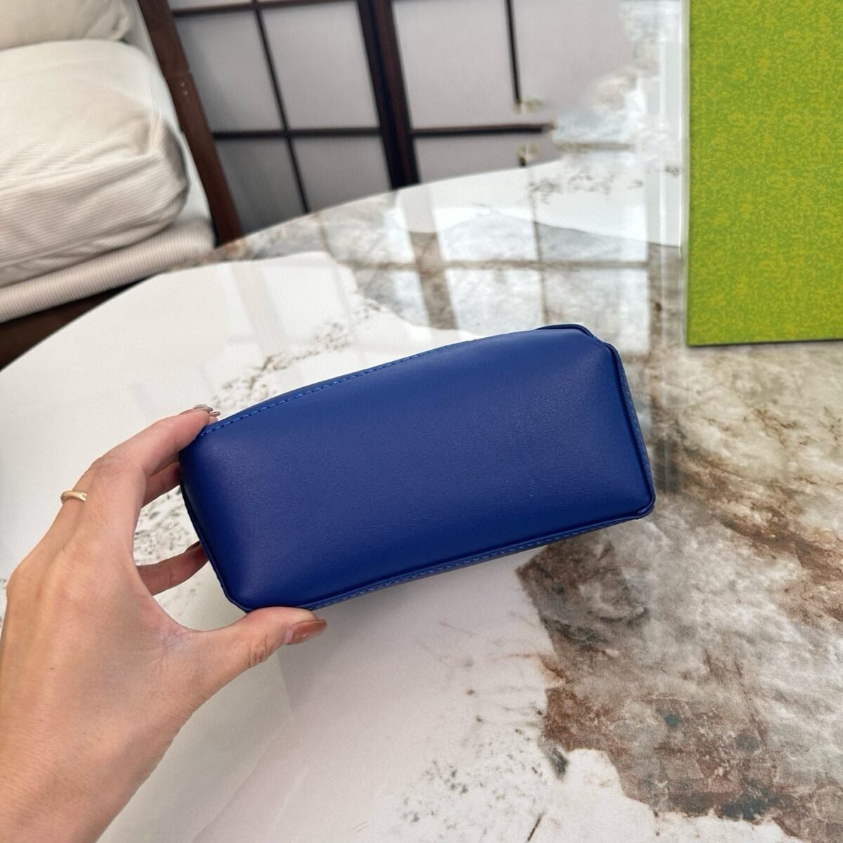 ⁦حقيبة لويي صغيرة بحمالتي كتف مزدوجتين⁩ - الصورة ⁦5⁩