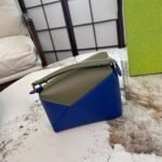 ⁦حقيبة لويي صغيرة بحمالتي كتف مزدوجتين⁩ - الصورة ⁦2⁩