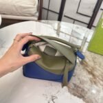 ⁦حقيبة لويي صغيرة بحمالتي كتف مزدوجتين⁩ - الصورة ⁦4⁩