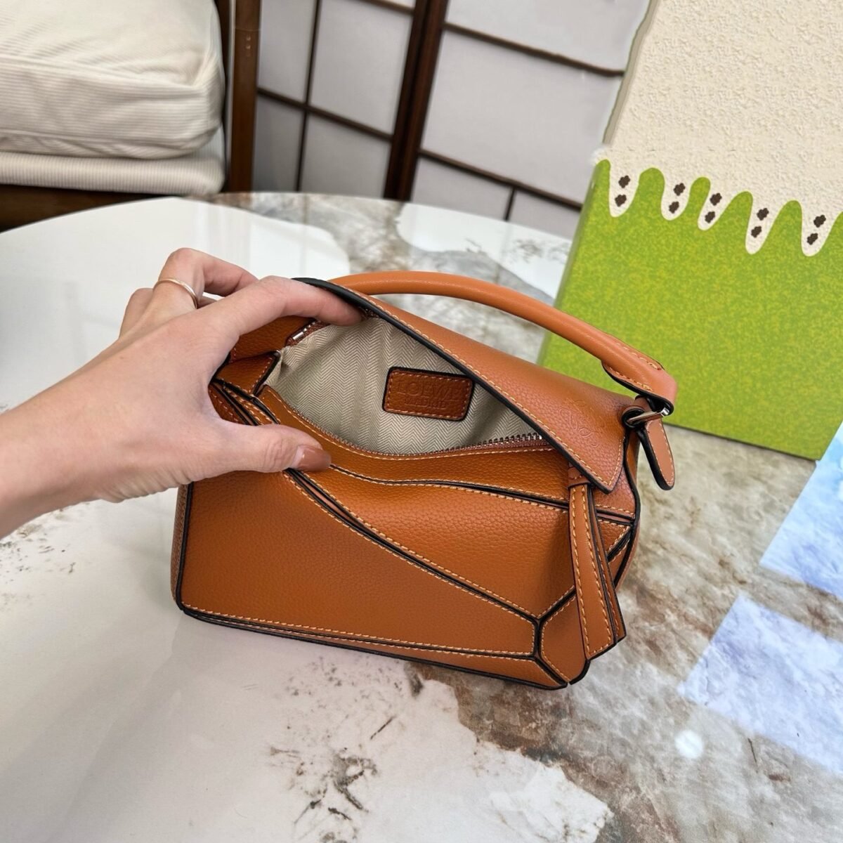 ⁦حقيبة لويي الهندسية الصغيرة⁩ - الصورة ⁦4⁩