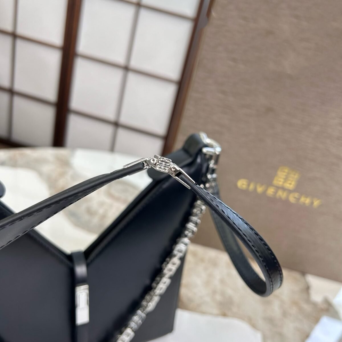 ⁦حقيبة جيفنشي بسلسلة⁩ - الصورة ⁦7⁩