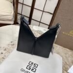 ⁦حقيبة جيفنشي بسلسلة⁩ - الصورة ⁦3⁩