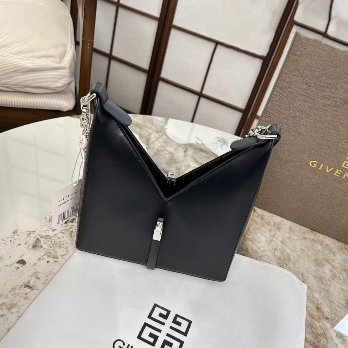 ⁦حقيبة جيفنشي بسلسلة⁩ - الصورة ⁦2⁩