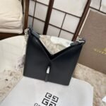 ⁦حقيبة جيفنشي بسلسلة⁩ - الصورة ⁦2⁩