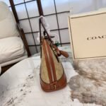 ⁦حقيبة كوتش الكلاسيكية الجديدة بتصميم ريترو⁩ - الصورة ⁦4⁩