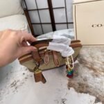 ⁦حقيبة كوتش الكلاسيكية الجديدة بتصميم ريترو⁩ - الصورة ⁦5⁩