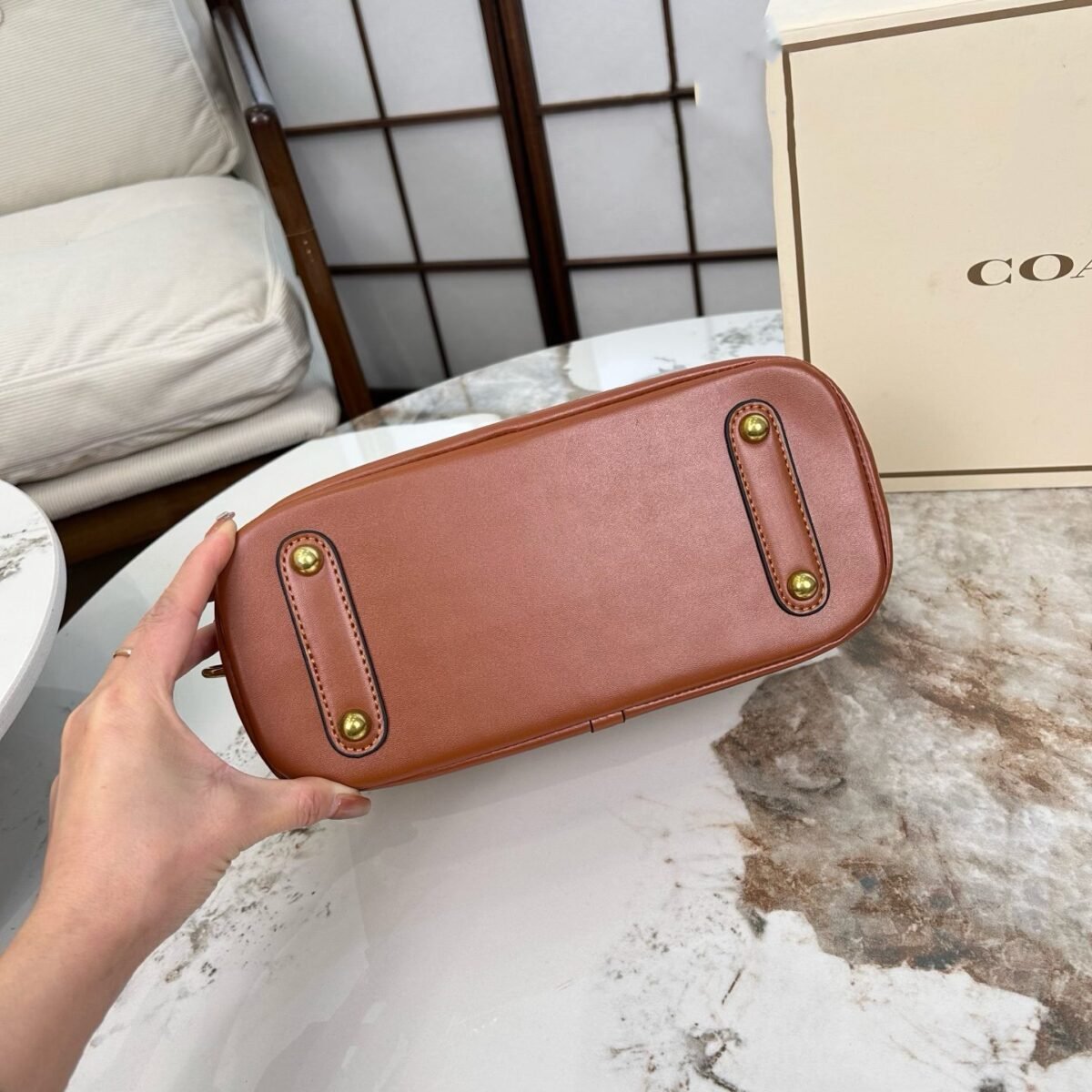 ⁦حقيبة كوتش الكلاسيكية الجديدة بتصميم ريترو⁩ - الصورة ⁦7⁩