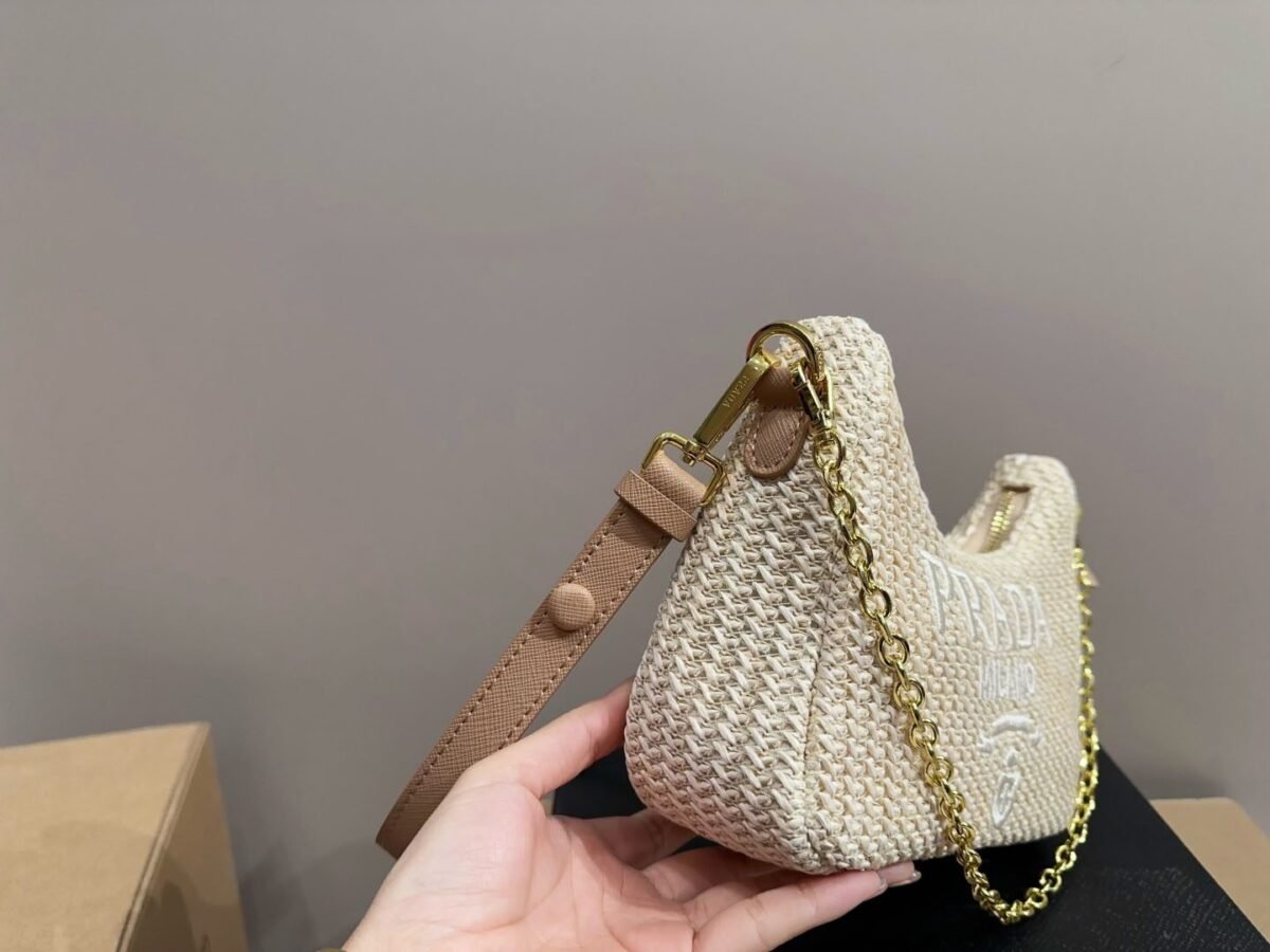 ⁦حقيبة برادا هوبو المنسوجة (PRADA)⁩ - الصورة ⁦4⁩