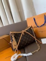 حقيبة فاخرة من لويس فيتون (Louis Vuitton)