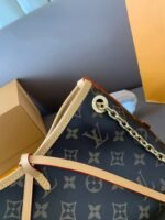 ⁦حقيبة فاخرة من لويس فيتون (Louis Vuitton)⁩ - الصورة ⁦4⁩