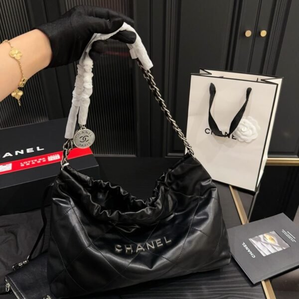 حقيبة Chanel الجلدية