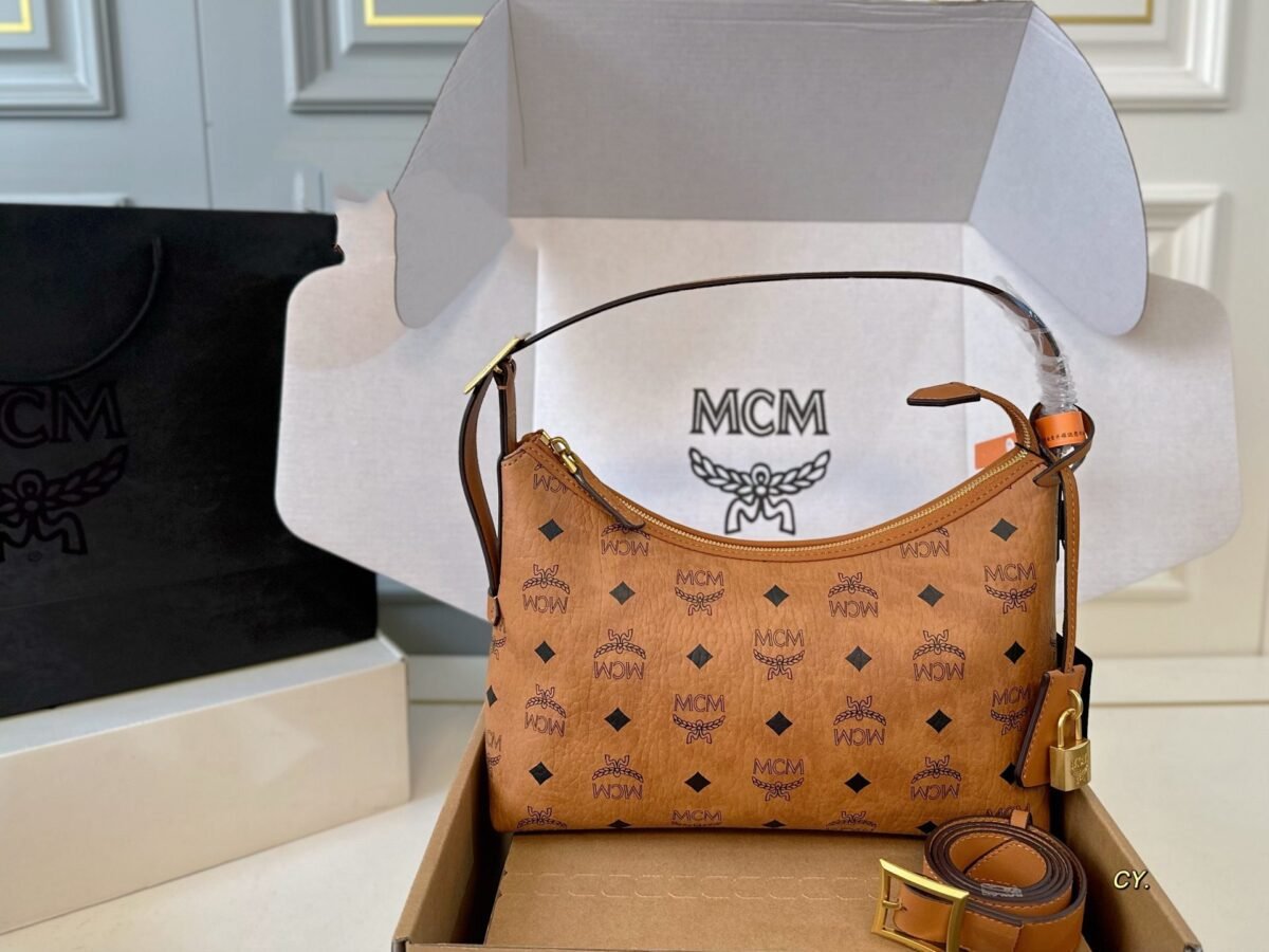 ⁦حقيبة كروسان هوبو جديدة من MCM⁩ - الصورة ⁦1⁩