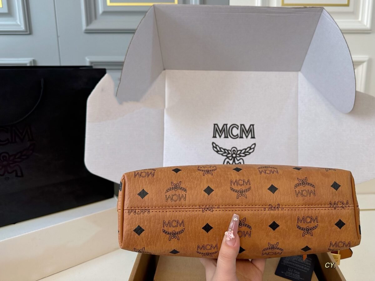 ⁦حقيبة كروسان هوبو جديدة من MCM⁩ - الصورة ⁦6⁩