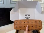 ⁦حقيبة كروسان هوبو جديدة من MCM⁩ - الصورة ⁦6⁩