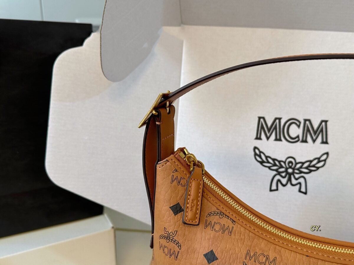 ⁦حقيبة كروسان هوبو جديدة من MCM⁩ - الصورة ⁦8⁩