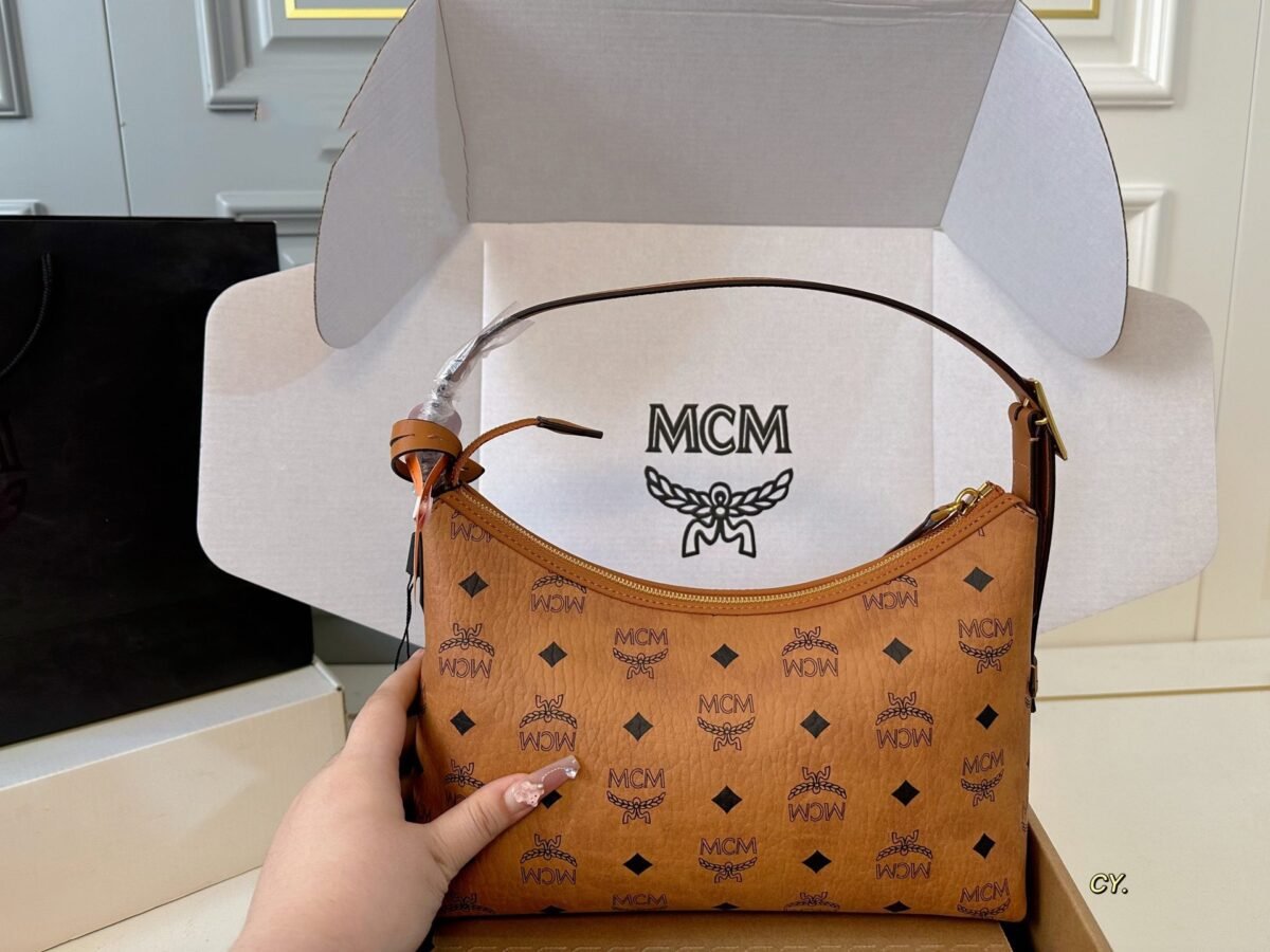 ⁦حقيبة كروسان هوبو جديدة من MCM⁩ - الصورة ⁦2⁩