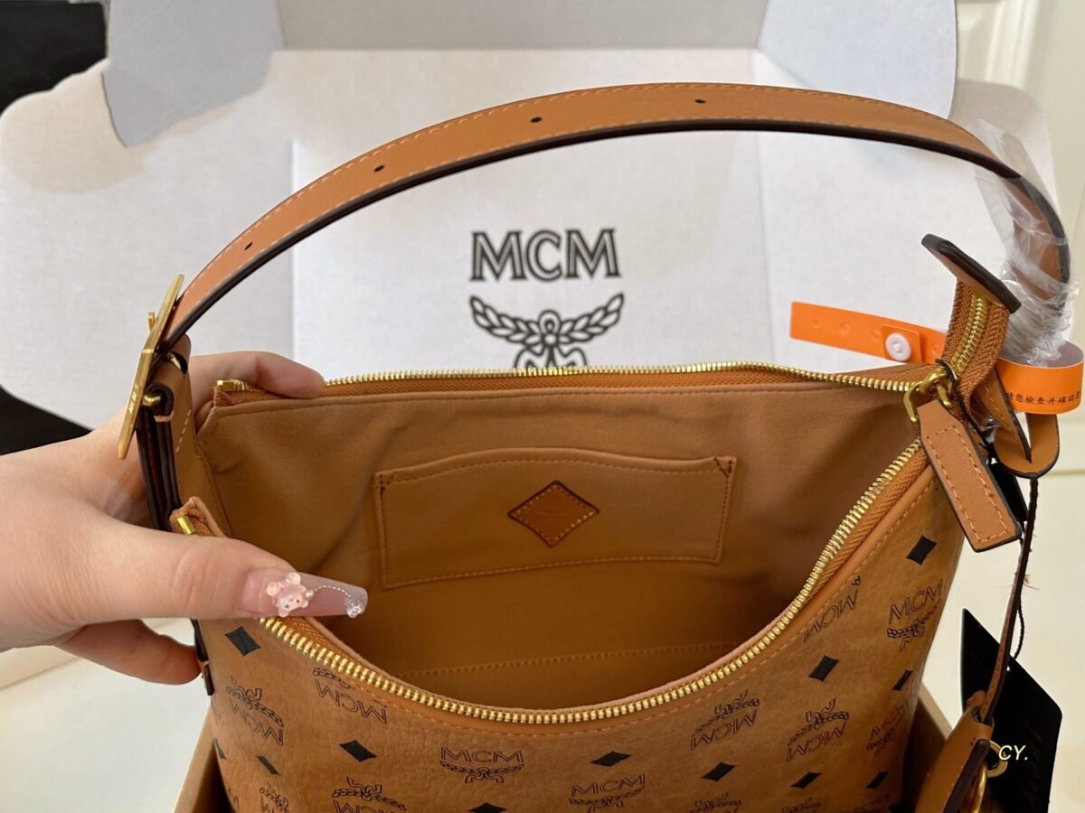 ⁦حقيبة كروسان هوبو جديدة من MCM⁩ - الصورة ⁦7⁩