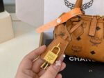 ⁦حقيبة بوسطن الجديدة من MCM⁩ - الصورة ⁦5⁩