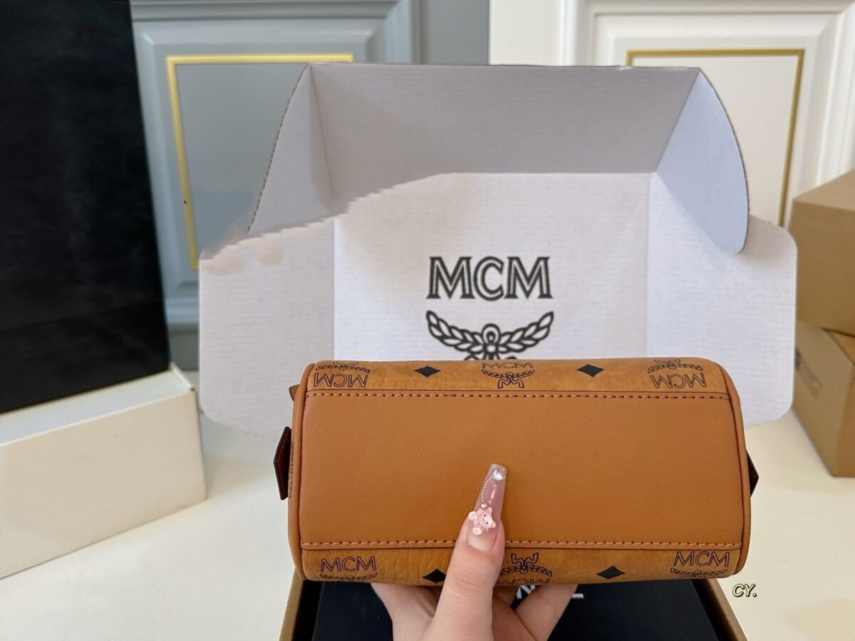 ⁦حقيبة بوسطن الجديدة من MCM⁩ - الصورة ⁦6⁩
