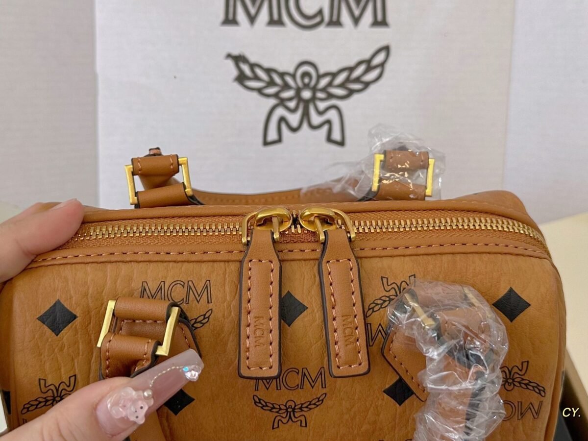 ⁦حقيبة بوسطن الجديدة من MCM⁩ - الصورة ⁦4⁩