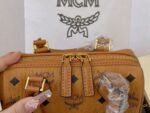 ⁦حقيبة بوسطن الجديدة من MCM⁩ - الصورة ⁦4⁩