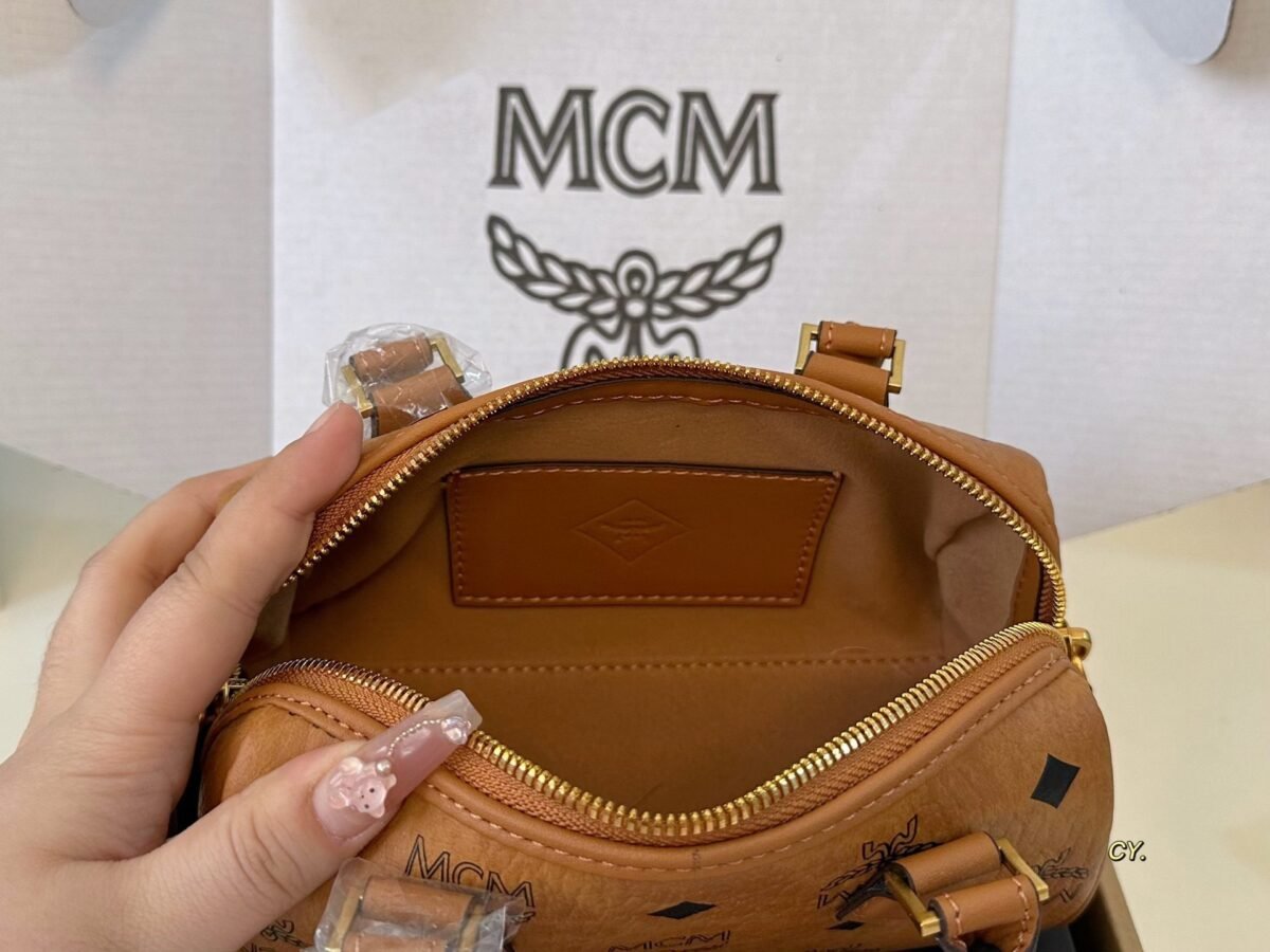 ⁦حقيبة بوسطن الجديدة من MCM⁩ - الصورة ⁦9⁩