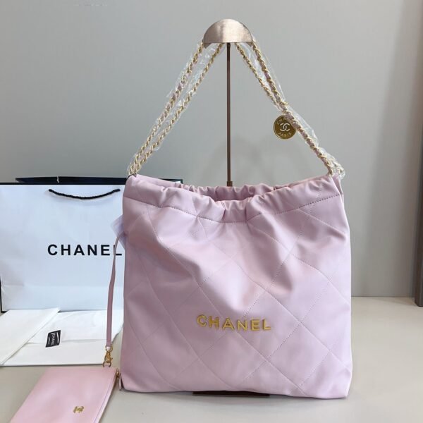حقيبة جلدية فاخرة من Chanel