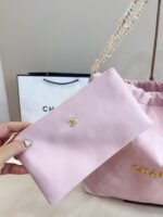 ⁦حقيبة جلدية فاخرة من Chanel⁩ - الصورة ⁦3⁩