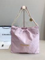 ⁦حقيبة جلدية فاخرة من Chanel⁩ - الصورة ⁦2⁩