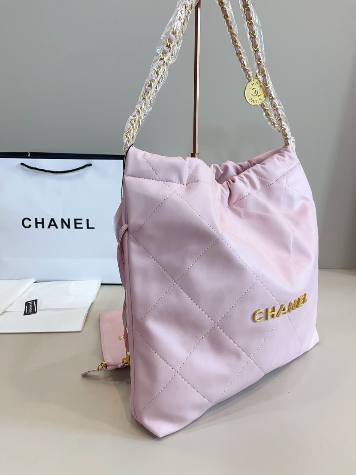 ⁦حقيبة جلدية فاخرة من Chanel⁩ - الصورة ⁦4⁩