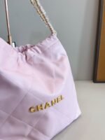 ⁦حقيبة جلدية فاخرة من Chanel⁩ - الصورة ⁦6⁩