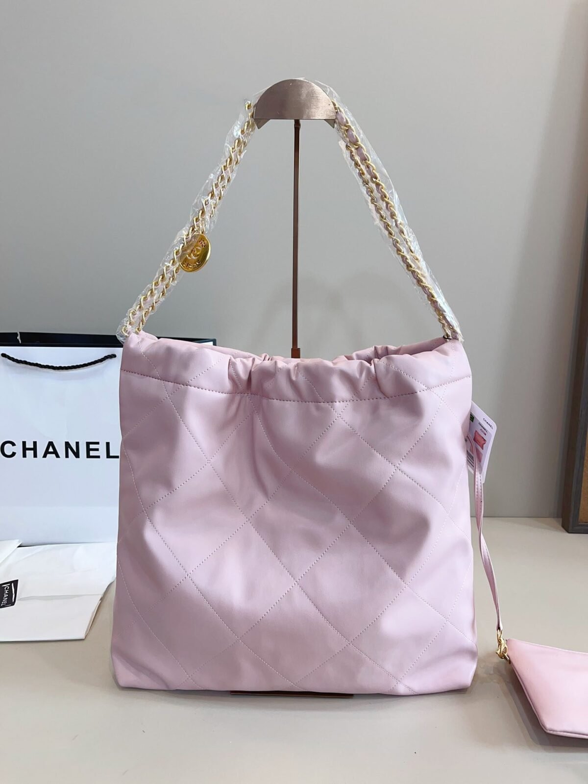 ⁦حقيبة جلدية فاخرة من Chanel⁩ - الصورة ⁦8⁩
