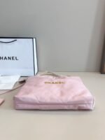 ⁦حقيبة جلدية فاخرة من Chanel⁩ - الصورة ⁦5⁩